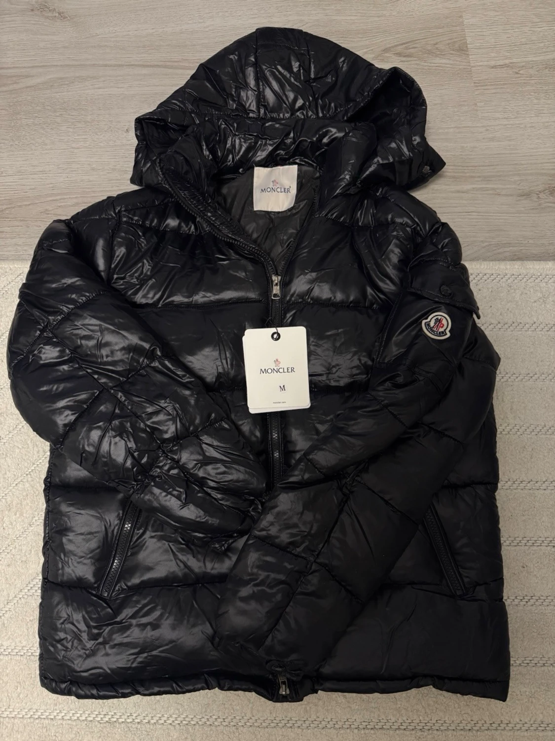 Svart Moncler pufferjacka med huva