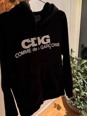 Comme ses garcons hoodie - CDG logo hoodie i storlek S skicket är 10/10 inga defekter nypris ca 2000kr