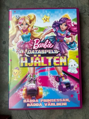 Barbie Dataspelshjälten dvd - Barbie Dataspels Hjäten på DVD. Följ med Barbie på ett spännande äventyr i en fartfylld spelvärld!  Finns på språk: Svenska, Danska, Norska, Finska, Engelska, Arabiska.  OBS!! skivorna är begagnade så det kan förekomma repor/hairlines på skivorna, men då jag kollar igenom alla filmer jag säljer garanterar jag att alla funkar felfritt om inget annat står! :)