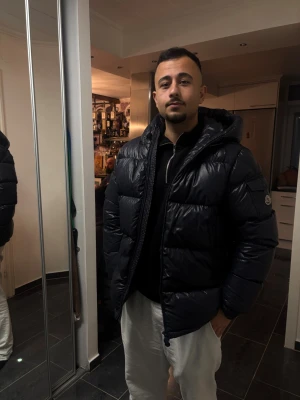 Ecrins Gloss Down moncler jacka  - LIMITED EDITION. skriv för mer information pris kan diskuteras. Färg navy svart. ser ren och fräsh ut