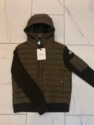 Moncler Cardigan  - Grön Moncler Cardigan i Storlek L men passar dig som bär M. Gott skick, pris kan diskuteras 