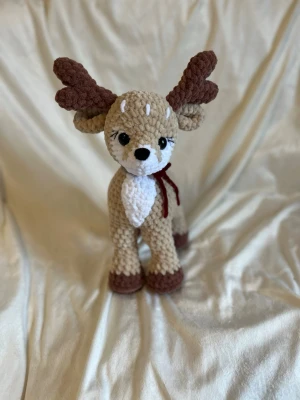 Virkad hjort - Hjorten är ca 35 cm hög💕 Hjorten har Säkerhetsögon som inte rekommenderas för barn under tre år! 
