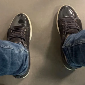 Lanvins  - Säljer ett par riktigt feta Lanvins, de har hål i undersulan men det läcker inte igenom och går att fixa relativt enkelt via inlämning hos en skomakare men det går att använda dom utan att fixa (därav priset).   Storlek 45 = Uk 10         Inget og medföljer 