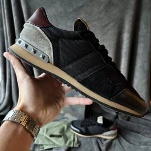 Valentino rockrunner skor - Valentino rockrunner skor | originalstorlek: 41, sitter mer som 42,fråga om innermått vid osäkerhet | ingår: först till kvarn när det kommer till tillbehör. Finns ett begränsat antal. Box eller dustbag kan väljas som i sin tur kan kombineras med äkthetskort förutsatt att det finns i lager.