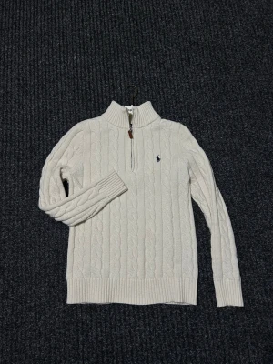 Vit stickad half zip tröja Polo Ralph Lauren - Helt nya                                                                     Priset går att diskutera🍾                                      Skriv vid tillfälle minsta fundering 😁