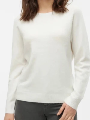 Vit stickad tröja från Vero Moda - Vit stickad tröja från Vero Moda i storlek S. Tröjan har uringad hals, långa ärmar och ribbade muddar vid ärmslut. Enkel tröja som funkar till jeans eller kjol. Perfekt för kyliga dagar!