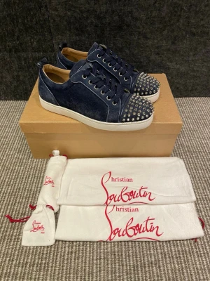 Christian Louboutin skor  - Hej! Säljer nu dessa nästan nya Louboutin skor. Skorna är super rare och knappt använda. Nypris 8500kr! Hör av dig vid frågor. 40 passar 41