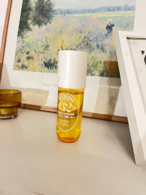 Brazilian Crush Cheirosa 62 Mist - Upplev en ikonisk body mist med doftnoter av pistage, mandel, heliotrop, jasminblad, vanilj, salt karamell och sandelträ. Perfekt för dig som vill ha en söt och unik signaturdoft som sticker ut i mängden.