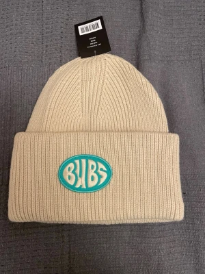 Bubs mössa - Snygg mössa från godismärket bubs. Perfekt när du ska vara utomhus på vintern. Helt oanvänd. Nypris 250kr, pris kan diskuteras ❤️