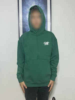 Grön hoodie - En grön hoodie, aldrig använd endast testad.