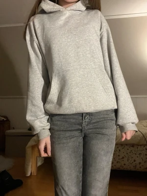 Midwaist flared jeans från lager 146-152 - Säljer ett par grå jeans från 157 med snygg tvättad look och raka ben. Jeansen har klassiska fickor både fram och bak, samt knapp och dragkedja i midjan. Passar dig som gillar en chill och enkel stil. Perfekt till sneakers eller boots.