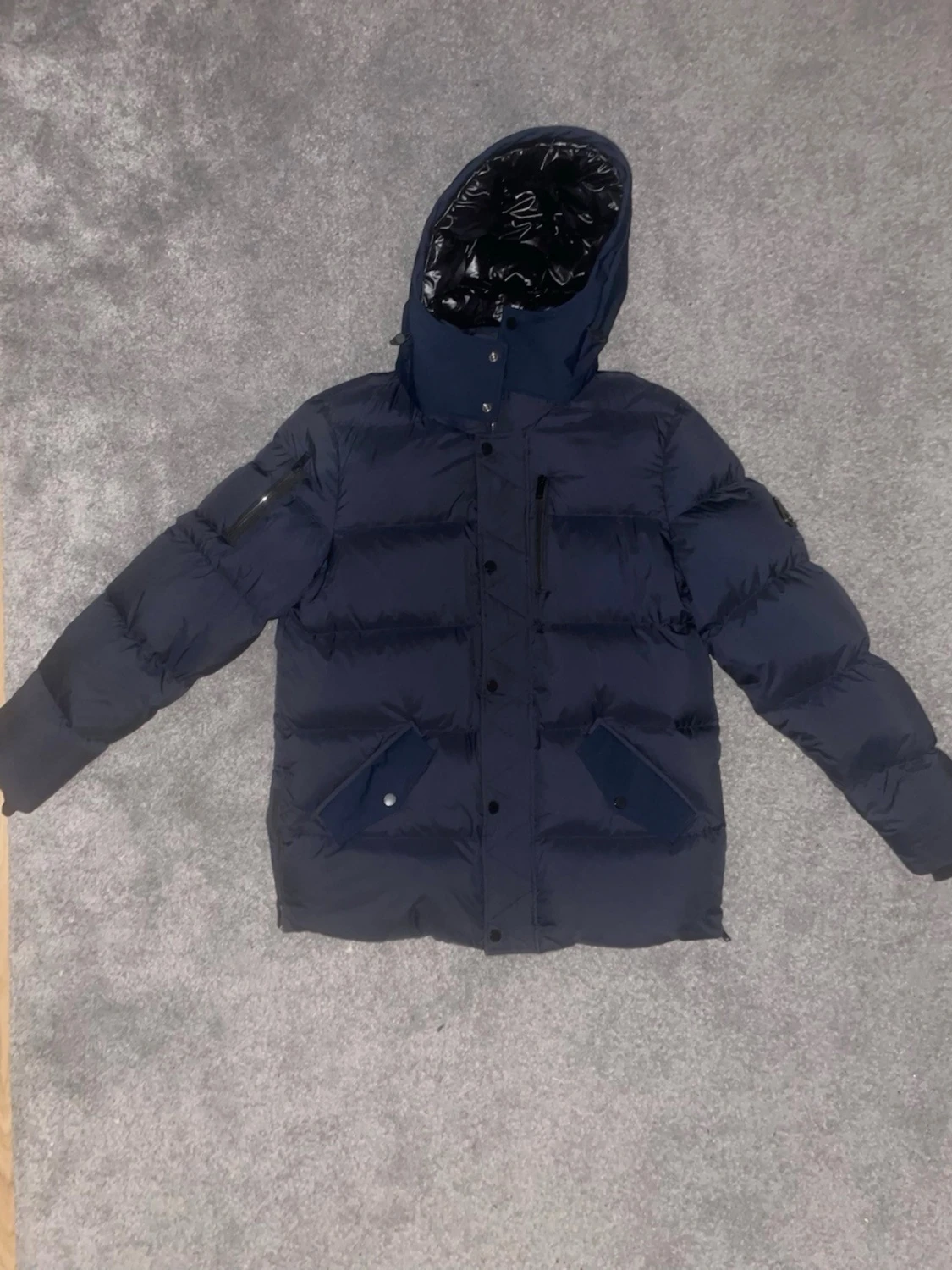 Mörkblå pufferjacka med huva