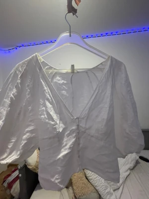 Vit tröja/kofta storlek 170 - Vit kofta/tröja med djup vcut och lite bubbliga armar 