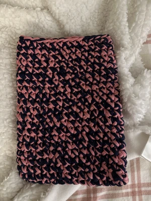 Laptop fodral - Virkat av mig men kommer ej till användning så säljer det, det är gjort i T-shirt garn i bomull och datorn sitter bra och är skyddad i det. Typ aldrig använt så superfint skick!💓 Längd 34 cm, bredd 25 cm