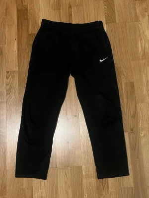 Nike Mjukisbyxor Straightleg - Hej, säljer nu mina as snygga straightleg mjukisbyxor. Riktigt sköna och snygga. Hör av er vid minsta lilla fundering!