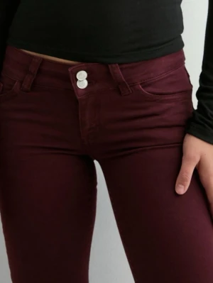 Röda Jeans - Kom privat för egna bilder‼️Endast använda 1 gång 💓köpta för 699, skriv innan du trycker på köp nu‼️