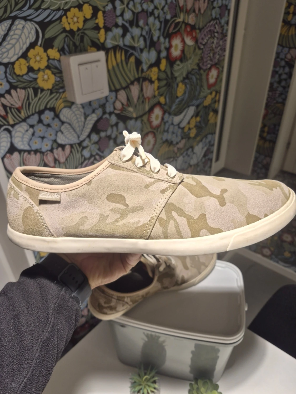 Beige camo sneakers från Clarks