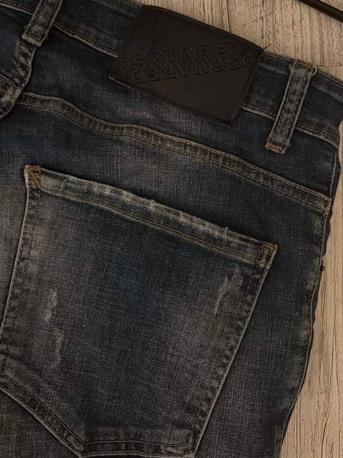Dsquared2 mörkblå jeans med slitningar