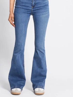 Blå bootcut jeans med hög midja ifrån lager157 - Snygga blå jeans med bootcut-snitt och hög midja. Det är storleken S/short length. Jeansen har klassisk femficksdesign och är tillverkade i mjukt denim-material som ger en skön passform. Perfekta för dig som gillar en retro vibe och vill ha ett par jeans som sticker ut. Jeansen är helt oanvända. 