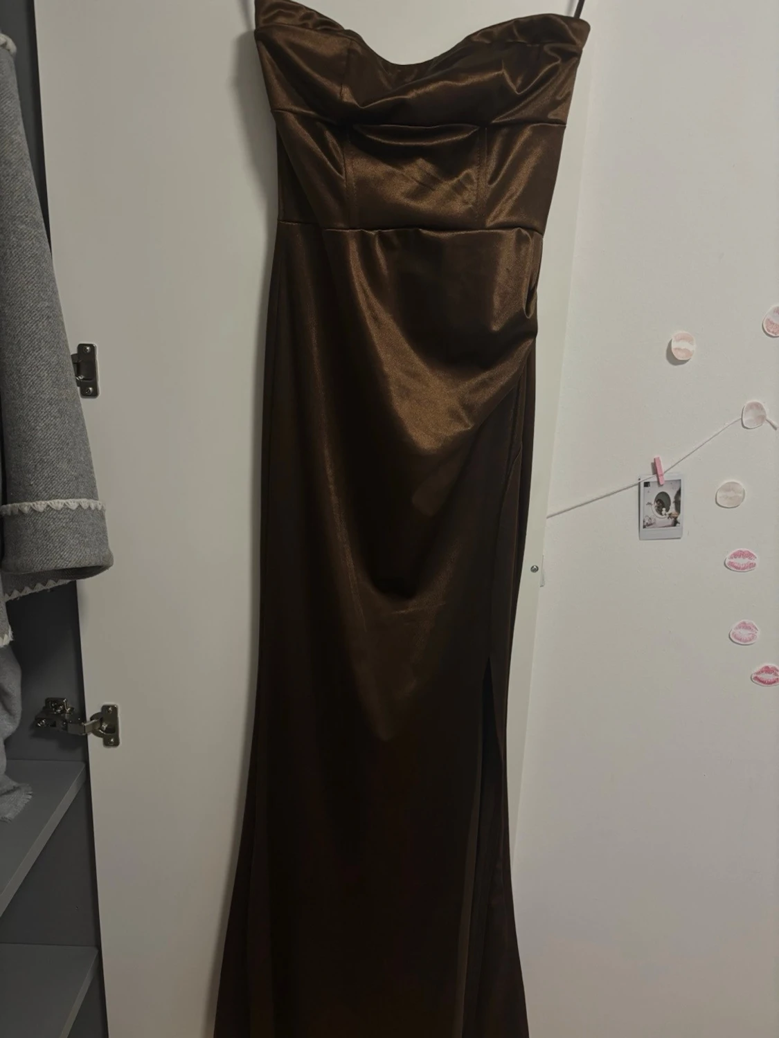 Brun axelbandslös långklänning satin - 1