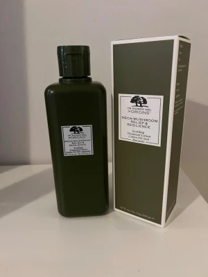 Origins Mega-Mushroom Soothing Toner - Dr. Andrew Weil for Origins Mega-Mushroom Relief & Resilience Soothing Treatment Lotion, 200 ml. En flytande lotion som lugnar huden och minskar rodnad, perfekt för dig som vill boosta hudens återhämtning. Nypris för 200 ml är 529kr.