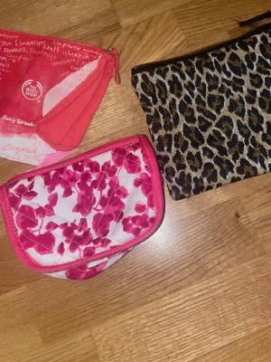 Tre necessärer  - Jag säljer de här tre necessärerna som jag inte använder✨