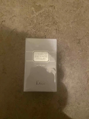 Två parfymer i originalförpackning - Eau Sauvage Cologne från Dior och Nautic Spirit från Baldessarini. Dior-flaskan är 50 ml och innehåller bland annat alkohol, limonene, methoxycinnamate, hexyl cinnamal och tocopherol. Båda är i oöppnad förpackning, perfekt för dig som vill testa något nytt.