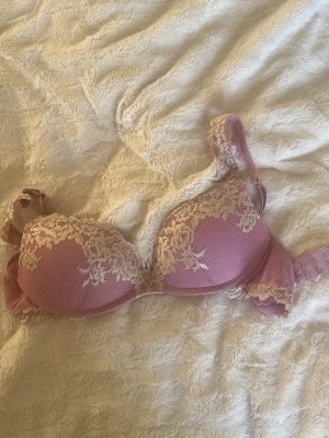 Rosa Intimissimi bh - Rosa bh från Intimissimi med push upp.  Storlek 75b. Välanvänd men fint skick 
