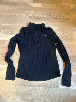 Clean Zip Longsleeve - Svart Relode nypris 599 kr - Svart träningsjacka från Relode, stilren och figurnära passform. Jackan har dragkedja, lång ärm och hög krage som ger en snygg och sportig look. Tillverkad i ett stretchigt och följsamt material som sitter bekvämt både under träning och till vardags. Perfekt att använda på gymmet, till promenader eller som ett snyggt lager över träningslinne. 🖤 Färg: Svart 🖤 Passform: Tight / figurnära 🖤 Skick: Aldrig använd   #relode #relodetraining #träningsjacka #gymkläder #workoutwear #activewear #sportj