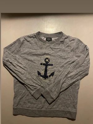 Grå sweatshirt från APC  - Säljer en grå sweatshirt från A.P.C As snygg och perfekt till vintern! Sällan använd så tröjan är i bra skick, storlek M men passar också S. 