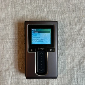 iRiver H10 MP3-spelare - iRiver H10 CT  MP3-spelare i gott skick med färgskärm. Levereras med original hörlurar och USB-kabel. Spelar musik, visar bilder, kan lagra och visa textfiler  och har inspelningsfunktion med inbygd mikrofon. Mycket bra ljud och avancerad equalizer. Extremt liten och lätt. 1 GB flashminne. Köpt av mig i Tokyo.