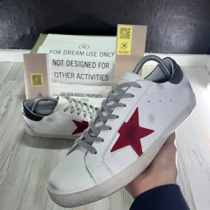 Golden Goose skor  - Säljer dessa Golden Goose skor som jag har använt under sommaren🤩 storlek 42 men kan även passa 41. Allt på bilderna följer med och om du undrar över något så är det bara att fråga🙌🏻