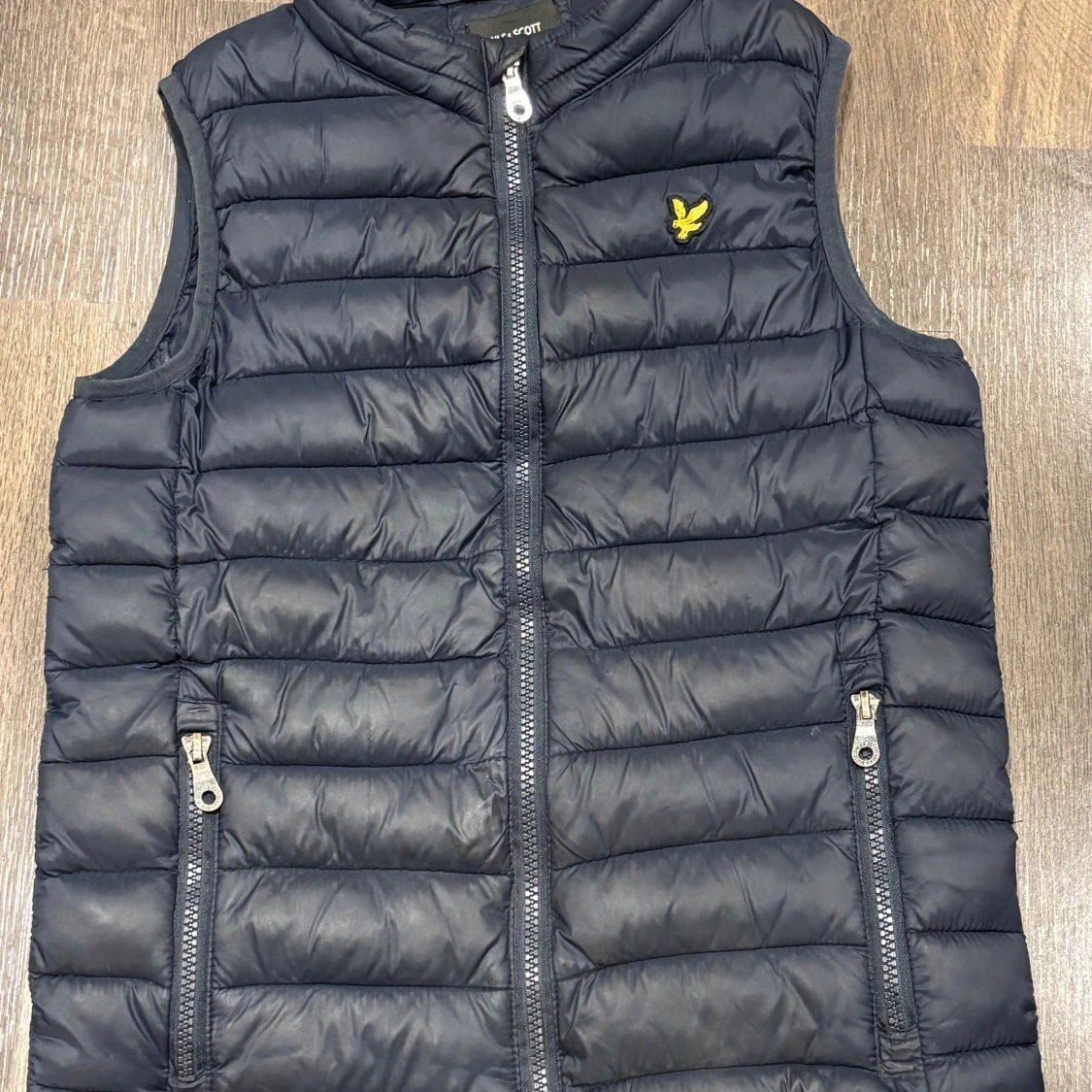 Mörkblå dunväst från Lyle & Scott