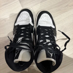 Air Jordan 1 Mid - Säljer mina jordans som jag använt cirka 6 månader. Super sköna och väldigt snygga, de passar med alla färger skulle jag säga då de är svart vita. Jag kan såklart rengöra dom så de får en fräsch look. Köpa på Zalando för 1745:-