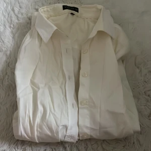 Vit skjorta från Stockh LM, strl 38 - Vit skjorta från stockh LM, strl 38, passar kvinnor och män. Hyfsat skick. Nypris: 599kr