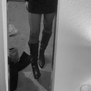 Cowboy liknande boots - Jättesnygga cowboy liknande boots, använt några gånger men fint skick! Passar för 37/38, inte för hög klack