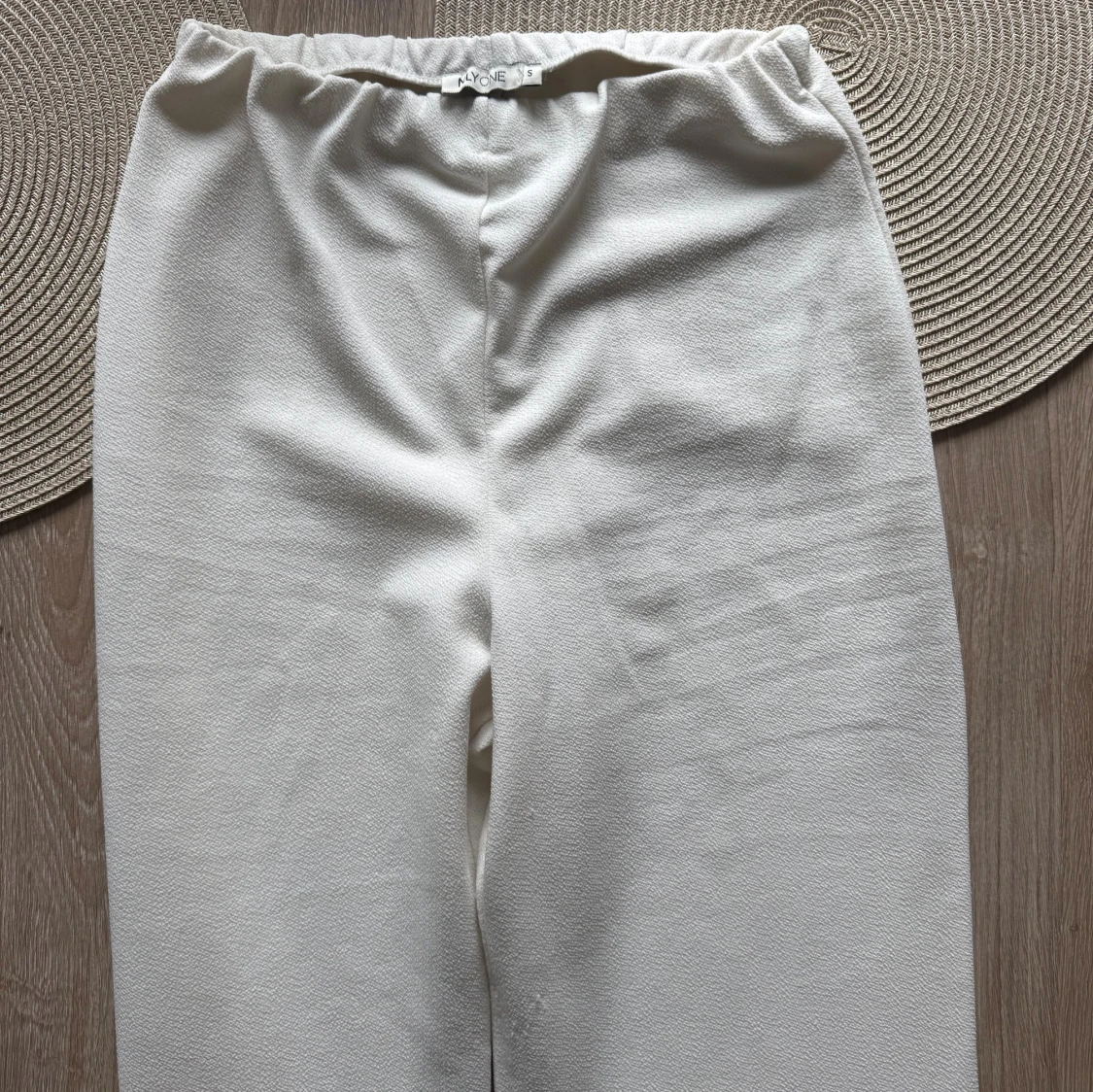 Vita vida byxor från Nelly - 1