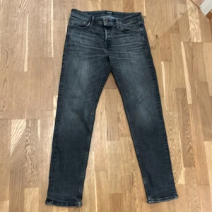 Jack & Jones Jeans Tapered / Mike W33L34 - Säljer Jack & Jones jeans i bra skick. Modellen heter Tapered Mike. Storlek W33L34 och jag skulle säga att de passar bra i längd om du är 180-190 cm lång. 