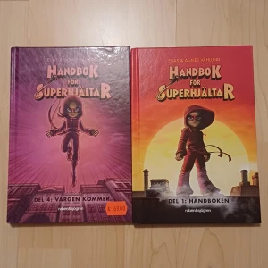 Handbok för superhjältar: Del 1 Handboken & Del 4 Vargen kommer - Två delar av den populära serien 'Handbok för superhjältar'! Följ Lisa när hon upptäcker en bok som lär henne bli superhjälte och möter spännande äventyr. Perfekt för unga som gillar action, mysterier och superkrafter.