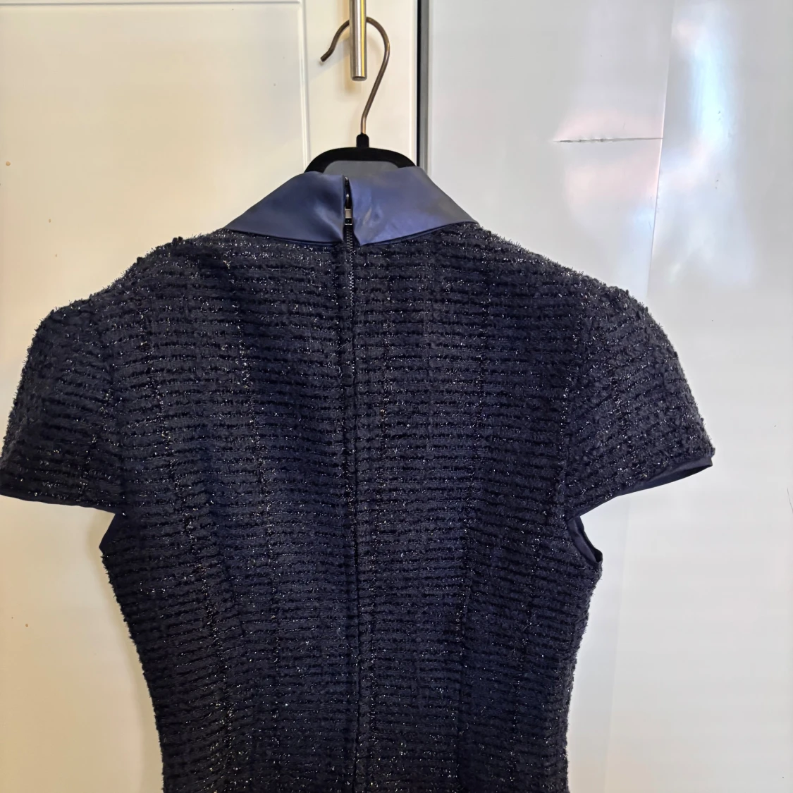 Marinblå peplumklänning från Miss Rosier - 4