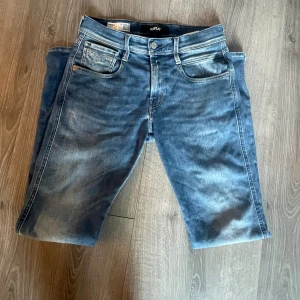 Replay Anbass blå jeans, storlek 28/32 - Säljer ett par Replay Anbass jeans i klassisk blå. Säljer pga dom är förstora för mig o säljer vidare dom, normal passform och raka ben. Säljer eller byter mot storlek mindre replay jeans. Hojta till om ni har frågor o funderingar