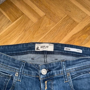 Replay Grover blå jeans straight fit - Säljer nu ett riktigt snyggt par Replay Grover jeans då dem var förstora. Skick 9/10 har bara testat dem en gång. W29 L34. Dm för fler frågor!