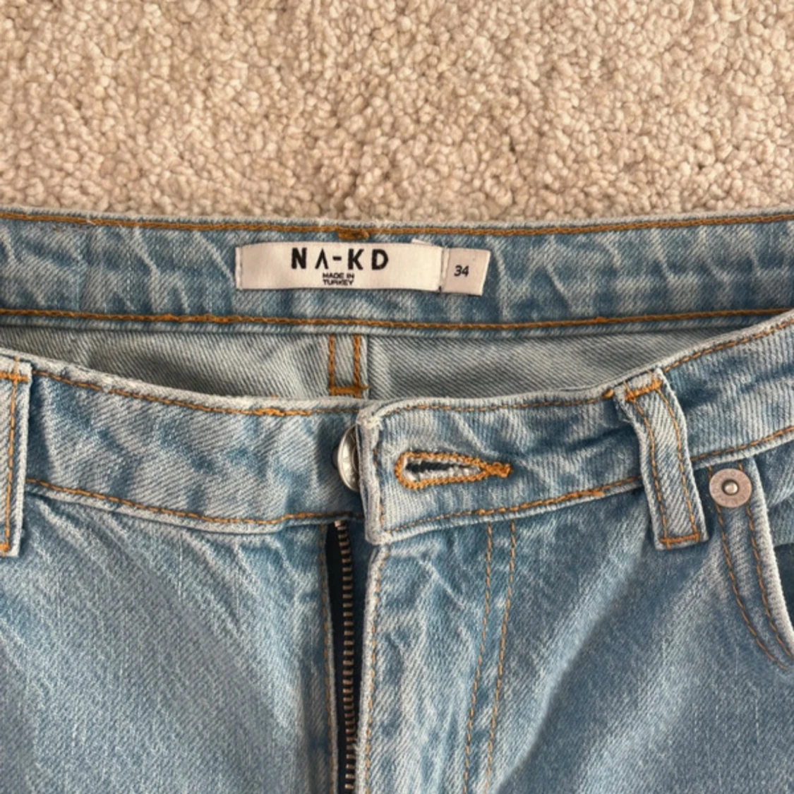 Ljusblå wide jeans från NA-KD, stl 34 - 2