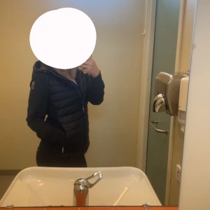 Svart parajumper cardigan - Hej, jag säljer nu min parajumper cardigan,  den är använd många gånger, den har ett litet hål på ena armen men ingenting synligt, även ett litet hål precis på fickan långt ner, köpte jackan för strax över 4000💓