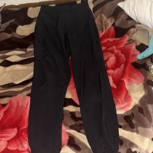 Svarta byxor från SOC, stl S  - Svarta byxor från SOC i storlek S.. Köpte de för 500kr och har använt de kanske 3-4 gånger. Inte mjukis byxor!man kan använda de här till att träna 