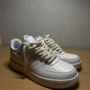Air force 1  - Tja! Säljer ett par feta air forces! Fick dessa av min kusin i julklapp förra håret, skorna har inte kommit till användning för jag inte har velat smutsa ner dem i snön. Använda ca 1 gång i sommras men annars helt oanvända och i nyskick. Repen köpte jag själv och har suttit fast själv. Bara att höra av sig vid minsta lilla fundering! St 44,5