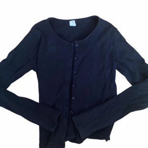 Svart ribbad kofta från C.W.💕 - Fin ribbad kofta i bomull från C.W. by Carin Wester köpt på Åhléns, strl S