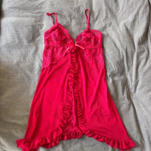 oanvänt snyggt nattlinne  - Snyggt&oanväntt nattlinne i rött från SHEIN. Storlek S💖