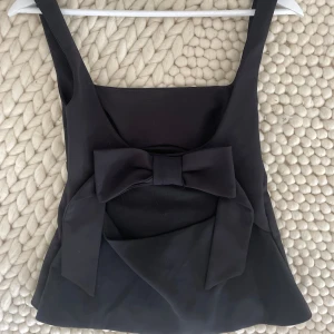 Svart topp med rosett från Zara - Andvänd fåtal gånger, formar midjan väldigt fint. För liten för mig som är en strl 38