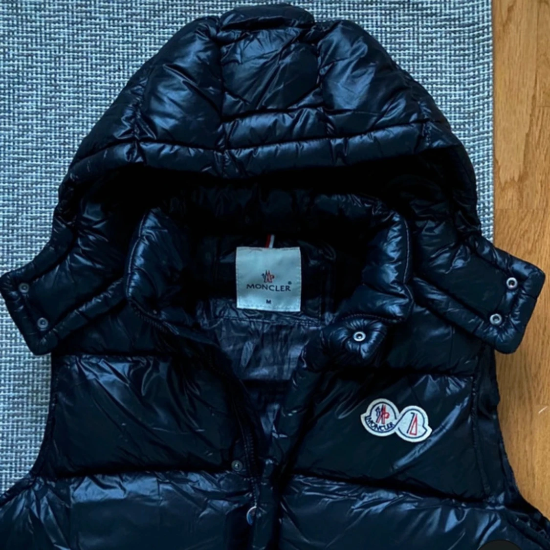 Svart dunväst från Moncler med huva - 3